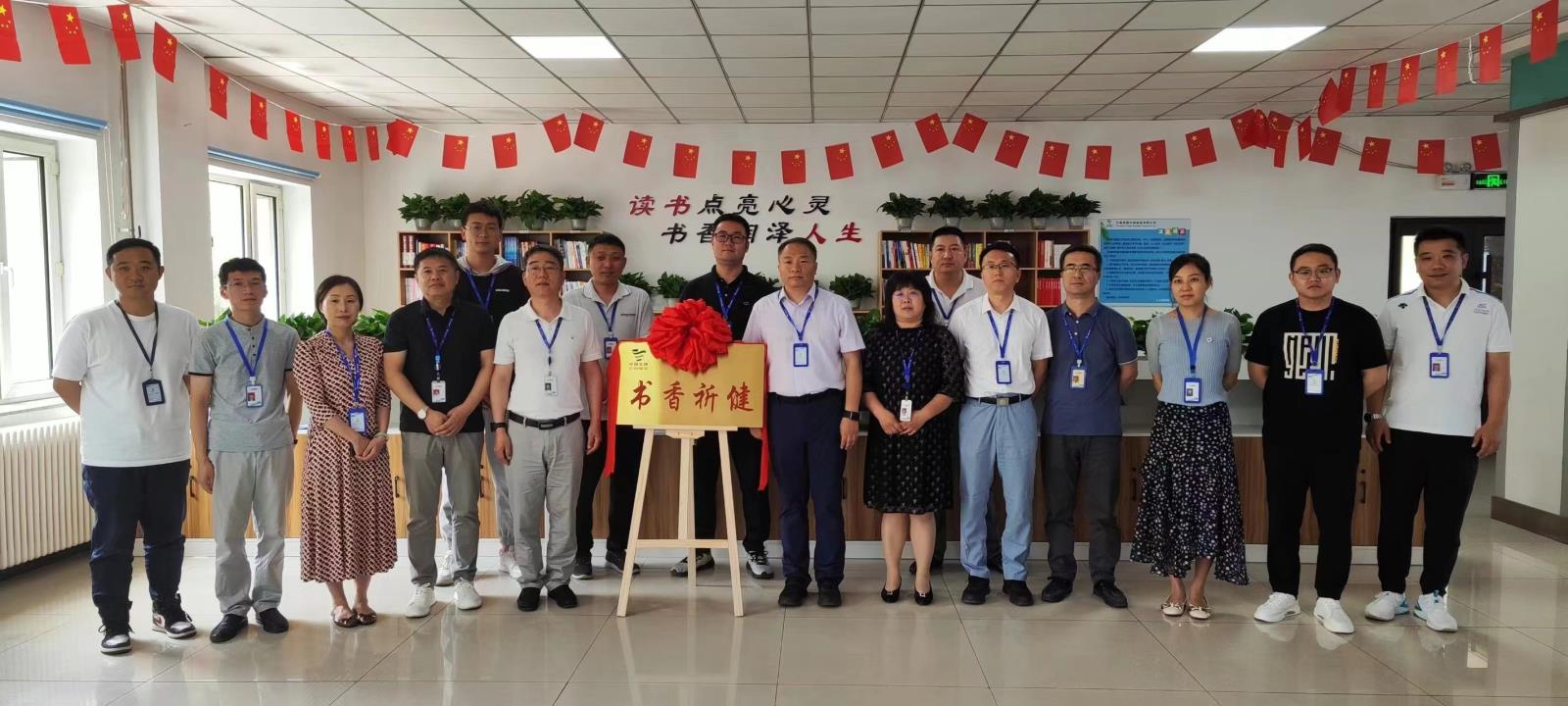 4合影留念.jpg 4合影留念.jpg